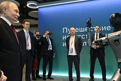 Путин поручил сформировать национальный план внедрения генеративного искусственного интеллекта